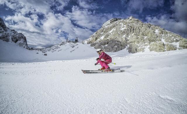 Ab 16. Oktober können die ersten Spuren in den Schnee gezogen werden – der Dachstein eröffnet die Saison. | Foto: Dachstein/Absenger