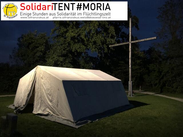 Das "Flüchtlingszelt" steht bis zum 8. November auf der Pfarrwiese in St. Franziskus.