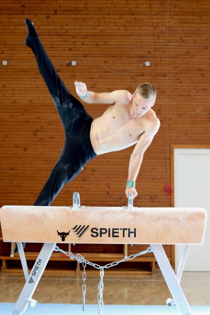 Einzelgerätspezialist Jakob Lindlbauer aus Braunau auf dem Seitenpferd.  | Foto: Höllbacher