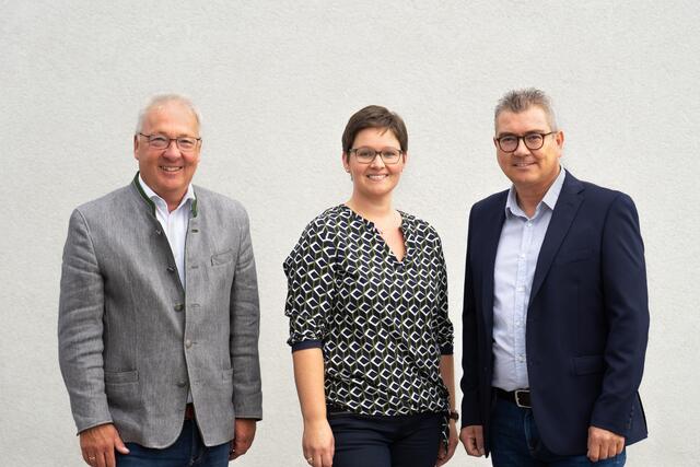 Bürgermeister Hans Kronberger mit dem zukünftigen Führungsduo der Kirchhamer Kommunalpolitik Gabi Medl und Ingo Dörflinger. | Foto: ÖVP Kirchham