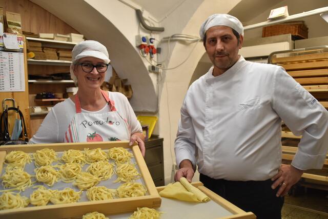 Renate unterstützt ihren Mann Giuseppe Nocera bei der Produktion der italienischen Pasta. Pasta kommt auch zu Hause oft auf den Tisch.