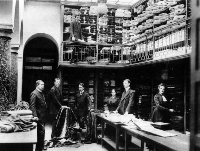 Damals 1909: 110 Jahre Kraus &amp; Schober
Im Jahr 1909 entstand an der zentralen Adresse des Hauptplatzes 27 das erste moderne Linzer Warenhaus: das Kaufhaus „Kraus &amp; Schober“. 1930 wurde der Betrieb von einer Gruppe um die jüdische Familie Schwarz aus Salzburg übernommen. Von den Nationalsozialisten enteignet, konnte das Kaufhaus 1949 schließlich unter altem Namen wieder eröffnet werden. 1969 wurde der Familienbetrieb an das Versandhaus „Quelle“ verkauft. | Foto: Archiv der Stadt Linz