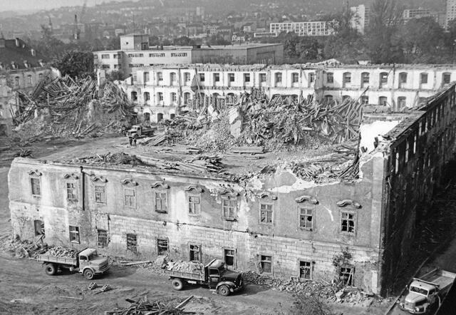 Damals 1969: Abbruch der Wollzeugfabrik
Die 1672 von Christian Sint gegründete Wollzeugfabrik war im 18. Jahrhundert das größte Unternehmen Österreichs mit bis zu 2.000 Mitarbeitern. Von 1854 bis 1945 als Kaserne verwendet, diente es nach dem Krieg als Flüchtlingslager. In Linzer Führern des 19. Jahrhunderts noch als bemerkenswerte Sehenswürdigkeit angeführt, wurde das schlossartige Barockensemble nach einem Gemeinderatsbeschluss 1969 abgerissen. | Foto: Archiv der Stadt Linz