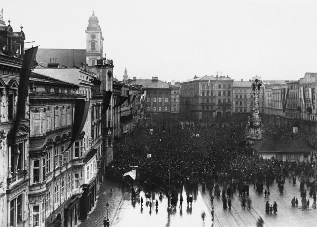 Damals 1918: Kundgebung für ein neues Österreich
Als Reaktion auf die Einsetzung einer vom Kaiserhaus unabhängigen österreichischen Regierung am 30. Oktober versammelten sich am 1. November 1918 tausende Menschen auf dem Linzer Hauptplatz, um ihrer Zustimmung zu den Geschehnissen in Wien Ausdruck zu verleihen. Sprecher aller politischen Parteien hielten Reden, in denen sie ihren Willen zur Mitarbeit am Aufbau des neuen Staates bekundeten. | Foto: Archiv der Stadt Linz