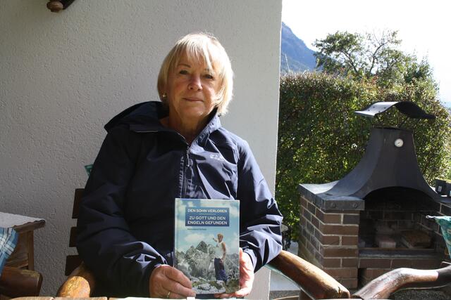 Hannelore Schaar mit ihrem Buch "Den Sohn verloren - Zu Gott und den Engeln gefunden".