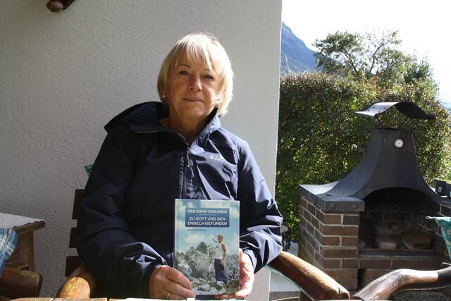 Hannelore Schaar mit ihrem Buch "Den Sohn verloren - Zu Gott und den Engeln gefunden". 