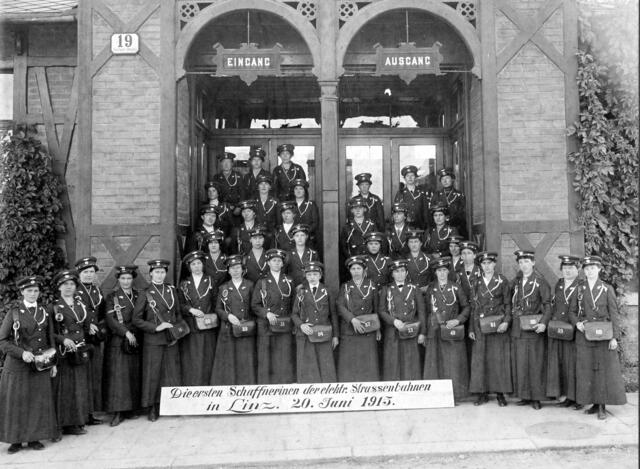 Damals 1915: Die ersten Schaffnerinnen in Linz
Durch den Einsatz der Männer an den Fronten des Ersten Weltkriegs herrschte im zivilen Leben bald ein eklatanter Arbeitskräftemangel. Frauen rückten nun in bisher männerdominierte Berufe nach, so auch im öffentlichen Verkehrswesen. 1915 posierten die Linzer Schaffnerinnen in ihren Dienstuniformen vor dem Bahnhof der Pöstlingbergbahn. Zwei Jahre später war ein Viertel aller städtischen Bediensteten weiblich. | Foto: Archiv der Stadt Linz