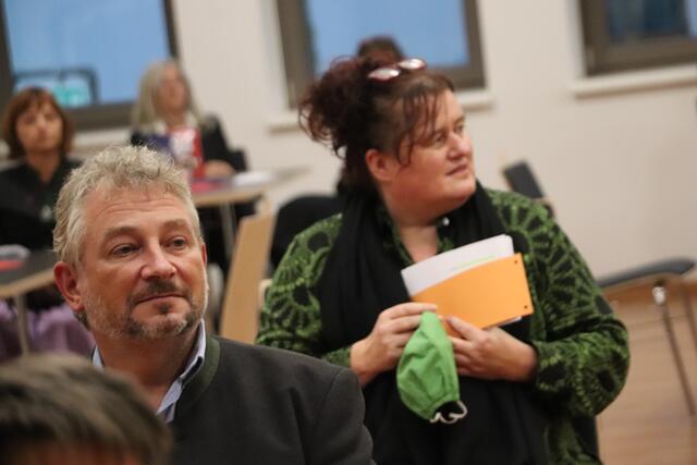 Hospiz-Steiermark Vorstand Sabine Janouschek mit Josef Koch, einer der beiden männlichen Absolventen der Hospiz-Grundausbildung. | Foto: Edith Ertl