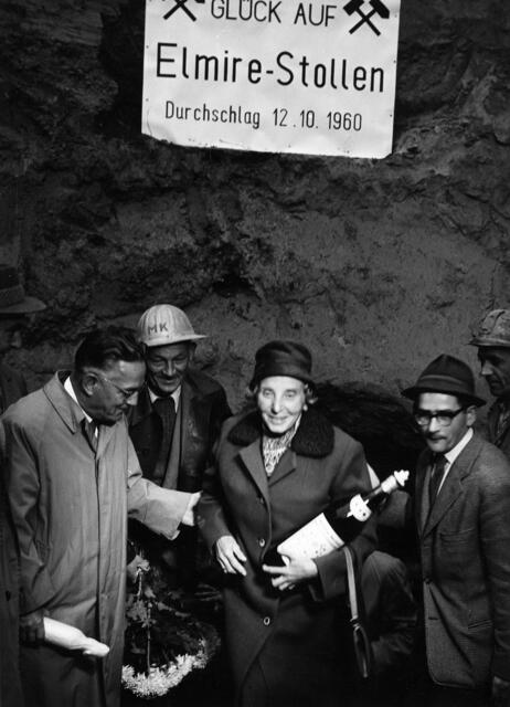 Damals 1960: Durchschlag Römerbergstollen
Elmire Koref, die Frau des damaligen Linzer Bürgermeisters Ernst Koref, übernahm die Patenschaft des Römerbergtunnels, der von 1958 bis 1962 erbaut wurde. Noch heute wird er von manchen Menschen fälschlich Elvira-Stollen genannt. Der Durchschlag des Römerbergstollens konnte am 12. Oktober 1960 offiziell mit Vizebürgermeister Theodor Grill gefeiert werden. Der 286 Meter lange Römerbergtunnel führt von der Oberen Donaulände zur Kapuzinerstraße. Zwei Generalsanierungen fanden in den Jahren 1998 und 2018 statt. Der Römerbergtunnel war nicht der letzte Tunnel, bei dessen Namen Politiker-Gattinnen eine Rolle spielen. So ist der "Mona-Lisa-Tunnel" neben Anneliese Scharinger nach Monika Dobusch, der Ehefrau von Franz Dobusch, benannt. | Foto: Archiv der Stadt Linz