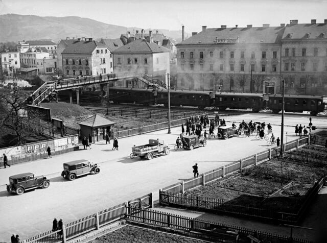 Damals 1930: Die „Übersetz“ in der Blumau
Das erste Stück der Wiener Straße stadtauswärts lag ursprünglich auf einer Ebene mit den Geleisen der Staatsbahnen, sodass der städtische Verkehr die Bahnlinie bei der mit Schranken versehenen „Übersetz“ passieren musste. Wegen der oft langen Wartezeiten wurde bereits ab 1917 die Straßenbahn über die „Friedhofslinie“ umgeleitet. 1936/37 wurde schließlich die heute noch bestehende Unterführung errichtet. | Foto: Archiv der Stadt Linz