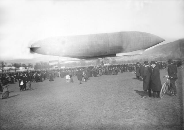 Damals 1911: Landung des Zeppelins Lebaudy
Der „Militär-Lenkballon Lebaudy“ der k .u. k. Armee landete am 18. März 1911 auf dem Kleinen Exerzierfeld an der Garnisonstraße. Gestartet war er am Militärluftschiffplatz Fischamend bei Wien. Obwohl fest vertäut, wurde Lebaudy durch Windböen zu Boden gedrückt und an der Gondel stark beschädigt. Weitere Landungen gab es bis 1938. Zuletzt konnte das Luftschiff Graf Zeppelin im September 1974 bestaunt werden. | Foto: Archiv der Stadt Linz
