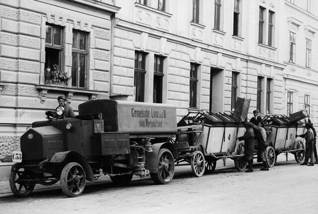 Damals 1925: Müllbeseitigung in den 1920er Jahren
Mit dem Wachstum der Stadt kamen in Linz erstmals Mülltonnen zur Sammlung der Abfälle auf. Ihr Abtransport lag bis zur Gründung des städtischen Wirtschaftshofes während des Ersten Weltkriegs in privater Hand. Die zunehmende Motorisierung ab den 1920er Jahren erfasste schließlich auch die Müllabfuhr: Zur Müllbeseitigung samt Staubbekämpfung wurde ein hochmoderner „Autosprengwagen“ (Spritzwagen) angekauft. | Foto: Archiv der Stadt Linz