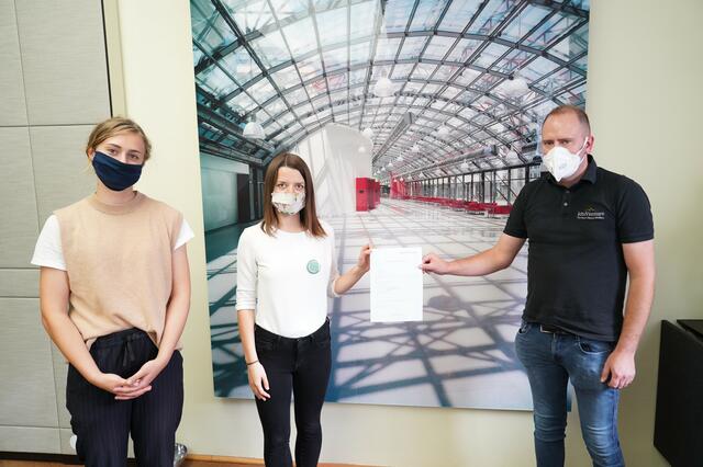 Patrick Landrock (GF kitzVenture) übergab die Markenrechte an Fridays For Future Vienna.