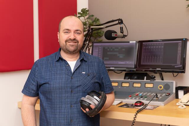 Seit 20 Jahren in der Branche: André Brunner-Fruhmann ist Radio-Sprecher aus Leidenschaft. | Foto: Tamara Mednitzer