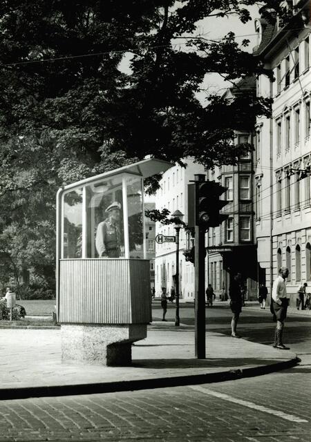 Damals 1954: Verkehrskanzel für die Polizei
Geschützt vor den Unbilden der Witterung regelt der Verkehrspolizist von der Schaltkabine aus die Ampelanlage. Die Aufnahme aus dem Jahr 1954 zeigt die Goethekreuzung mit Blick in die Stelzhamerstraße, die Verkehrskanzel befand sich vor dem Eingang zum Volksgarten. Am rechten Bildrand sind im Vordergrund ein Teil des Ankerhofes und dahinter das Hotel Scharmüller an der Einmündung der Ederstraße zu sehen. | Foto: Archiv der Stadt Linz