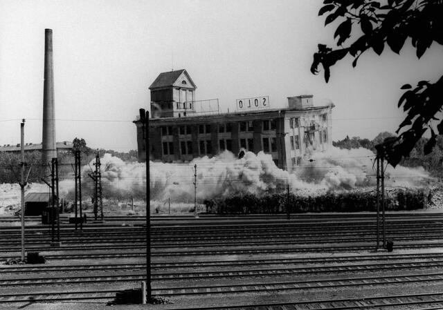 Damals 1973: Sprengung der Linzer Solo-Fabrik
Die Solofabrik an der Unionstraße wurde am 26. Mai 1973 gesprengt. Der Name der Unionstraße erinnert an die „Actiengesellschaft Union vereinigte Zündholz- und Wichsefabriken“, die 1882 gegründet wurde und seit 1885 auch in Linz eine Fabrik hatte. Das Betriebsgebäude zwischen Westbrücke und ÖBB-Werkstätten war bereits lange stillgelegt, trug aber noch die Leuchtschrift „SOLO“ auf der südöstlichen Dachfläche. | Foto: Archiv der Stadt Linz