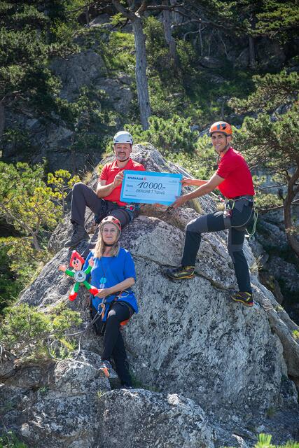 Der Landesleiter der Bergrettung NÖ und Wien Matthias Cernusca (r.) mit den Vorständen Peter Prober und Gertrude Schwebisch bei der Scheckübergabe im Fels. | Foto: Sparkasse Neunkirchen