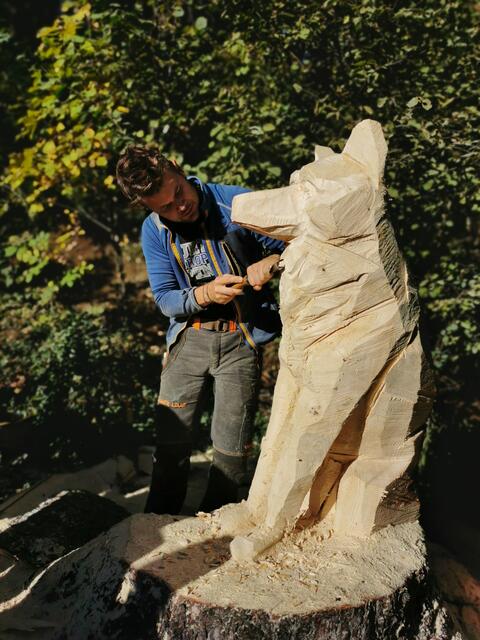 Der Milser Bildhauer Lukas Pittl bei der Arbeit. | Foto: Pittl