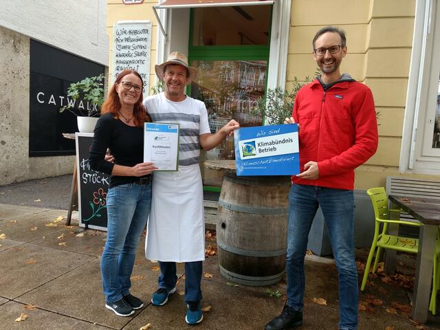 Sabine Feichtinger und Siegfried Baumgartner vom Kuchltheater nahmen die Auszeichnung als Klimabündnis-Betrieb von Norbert Rainer entgegen.
 | Foto: Klimabündnis OÖ