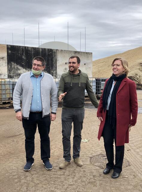 Gründer Fritz Schwarz und Betriebsleiter Michael Jungbauer zeigen Umweltministerin Leonore Gewessler die Biogasanlage. | Foto: Michalka