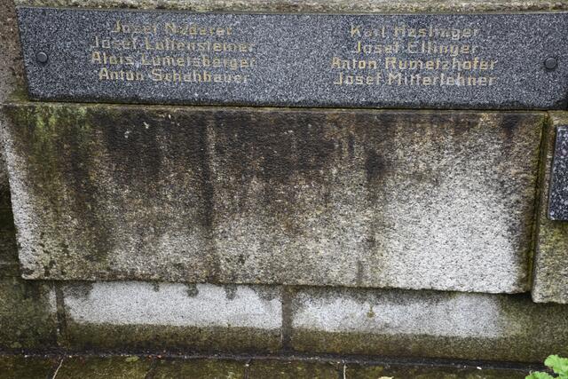 Kriegerdenkmal Pabneukirchen. Bis 1999 im Eigentum des KOV Pabneukirchen. Dann Übergabe an die Gemeinde Pabneukirchen.  | Foto: Zinterhof