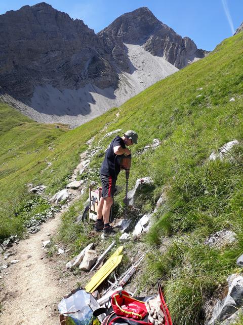 Unterhalb der Bockkarscharte wurde die neue, gelbe Beschilderung montiert. Dabei waren teils auch neue Schilderpfosten und Fundamente notwendig. | Foto: Thilo Kreier