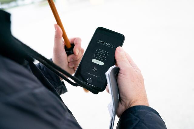 Das Smartphone braucht man nur, um zwischen den Zeitebenen zu wechseln – abgesehen davon kann man sich ganz auf die Klangwelt konzentrieren. | Foto: Stadt Wien/Bohmann
