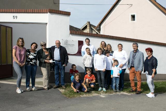 Mag. Nora Laubreiter, Isabella Duscher (Schwiegermutter der Tierärztin), Heide-Maria und Prof. Dr. Dieter Schneider (Eltern der Tierärztin), hockerlnd: Lukas Schmid (hinten), Maja und Julius Gözsy, Lara Gözsy (dahinter stehend), daneben: Jana-Marie, David und Dorian Duscher mit Dr. Ruth Duscher, dahinter: Priv. Doz. Dr. Georg Duscher (Ehemann), Mag. Judith und Emilia Schneider (Schwester der Tierärztin mit Tochter), rechts: Bgm. Andreas Fleischl mit Gattin Regina.