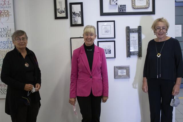 Direktorin Petra Schlechter freut sich mit den Kunsthandwerkerinnen Margit Eder (li.) und Rita Hackl (re.) über die gelungene Vernissage.    Foto: Sandra Laner