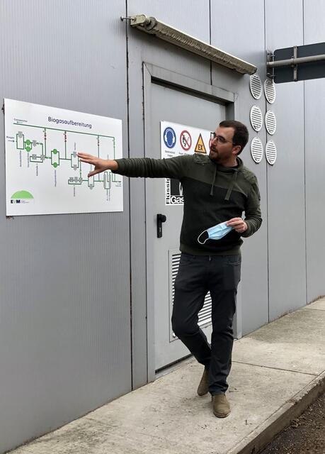 Michael Jungbauer führt durch die Biogasanlage.  | Foto: Michalka