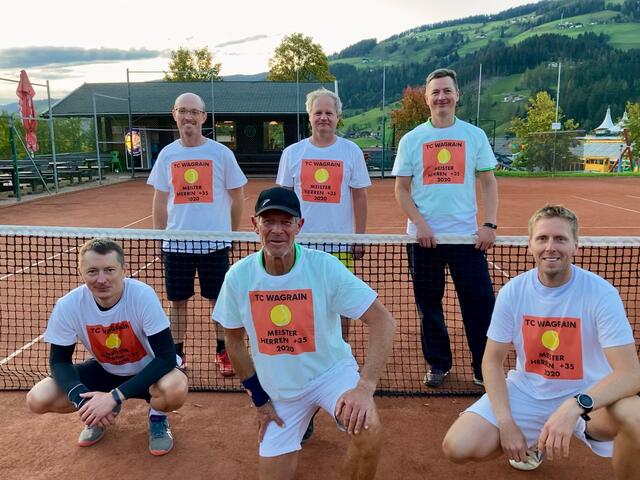 Die erfolgreichen Tennis-Herren (+35) aus Wagrain: Roland Beer, Markus Riepler, Mark Holy (stehend v.l.), Florian Holy, Helmut Plieseis und Gerhard Mayrhofer (kniend v.l.) | Foto: UTC Wagrain