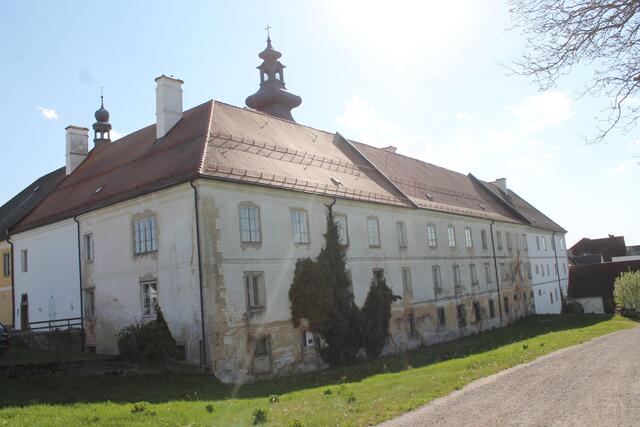 Das in Gemeindebesitz befindliche ehemalige Kloster ist in desolatem Zustand, eine Sanierung wird teuer.