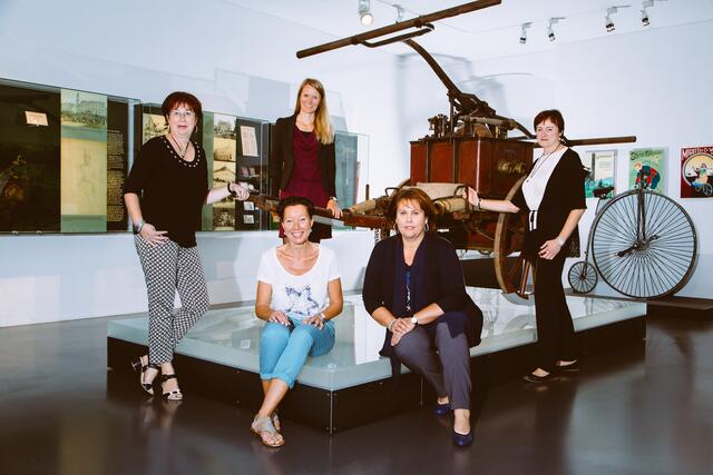 Die Arbeit von Museumsleiterin Susanne Leitner-Böchzelt (sitzend r.) und ihrem Team wurde mit der Verlängerung des Museumsgütesiegels gewürdigt.  | Foto: Foto Freisinger
