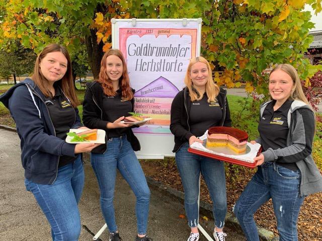 Anna Smetanik, Melanie Krall, Fabienne Kotnik und Johanna Gerstl mit der selbstkreierten Herbsttorte