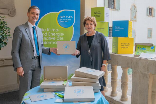  Umweltlandesrätin Ursula Lackner überreicht neues Klimapaket an Bürgermeister Wolfgang Dolesch. | Foto: Land Steiermark/Purgstaller
