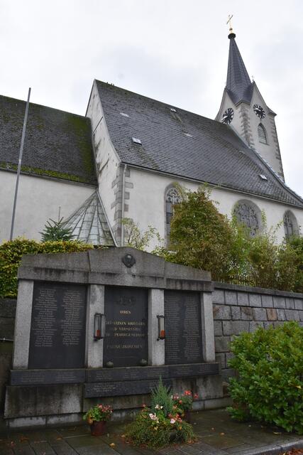 Kriegerdenkmal Pabneukirchen. Bis 1999 im Eigentum des KOV Pabneukirchen. Dann Übergabe an die Gemeinde Pabneukirchen.  | Foto: Zinterhof