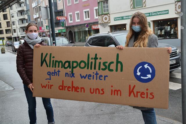 Unter dem Motto "Wie die Klimapolitik drehen auch wir uns im Kreis" fand die erste Aktion der Kufsteiner "Friday for Future" Bewegung am 16. Oktober in Kufstein am Inntalcenter statt.  | Foto: Gredler
