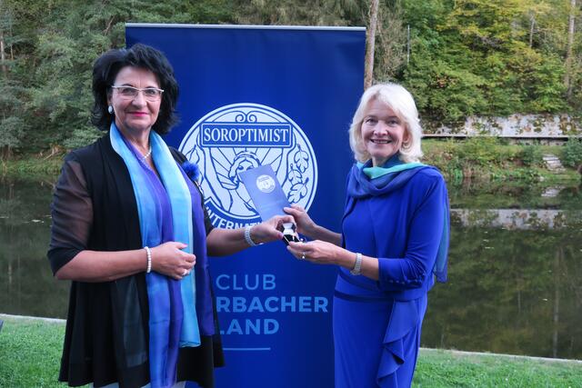 Elfriede Haindl übernahm von Gundi Nöbauer die Präsidentschaft der Soroptimistinnen im Bezirk Rohrbach.  | Foto: Foto: Brigitta Mitter