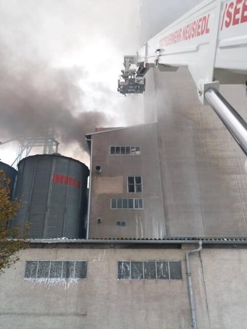 Auch die Neusiedler Feuerwehr ist in Wallern.  | Foto: FF Neusiedl am See