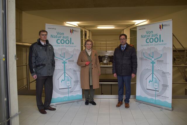Christian Holzknecht (Vorstandsvorsitzender), Bgm. Eva Maria Posch, DI Mag. Artur Egger (technischer Vorstand der Hall AG) bei der Präsentation der Fernkälte im Trinkwasser-Hochbehälter in Absam