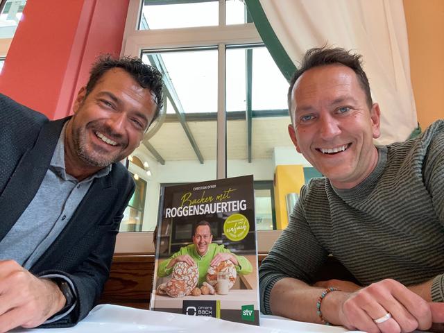 Mitmachen und das neue Kochbuch des Backprofis Christian Ofner (r.) gewinnen.