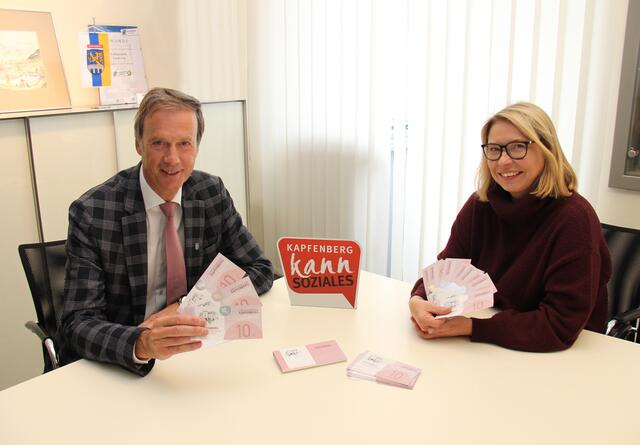 Freuen sich über die Schulstarthilfe: Bürgermeister Fritz Kratzer und Eveline Schagawetz.