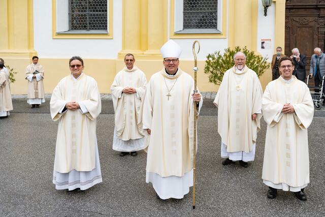 Der Zisterzienser Fr. Gregor Schwabegger OCist und Br. Maximilian Plöchl ORC vom Kreuzorden empfingen von Bischof Hermann in der Basilika im Stift Stams die Diakonenweihe. Es konzelebrierten der Abt German Erd vom Stift Stams und der Generalprior der Regularkanoniker vom Hl. Kreuz, P. Joachim Welz.