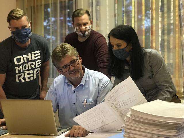 Bürgermeister Christian Tauschek bei der Auswertung der Umfrage.