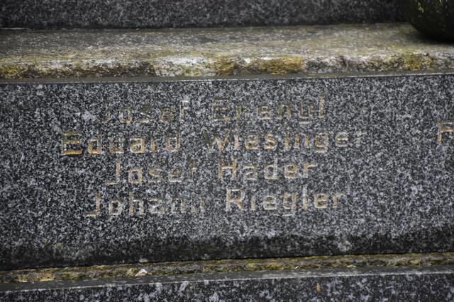 Kriegerdenkmal Pabneukirchen. Bis 1999 im Eigentum des KOV Pabneukirchen. Dann Übergabe an die Gemeinde Pabneukirchen.  | Foto: Zinterhof