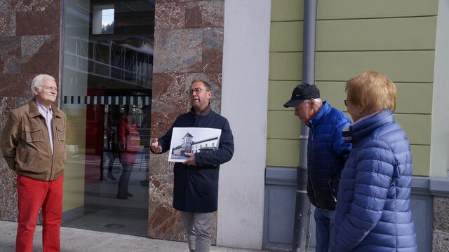 Bürgermeister Hansjörg Obinger startet seine Stadtführung beim für die Stadtentwicklung wichtigen Bahnhof.