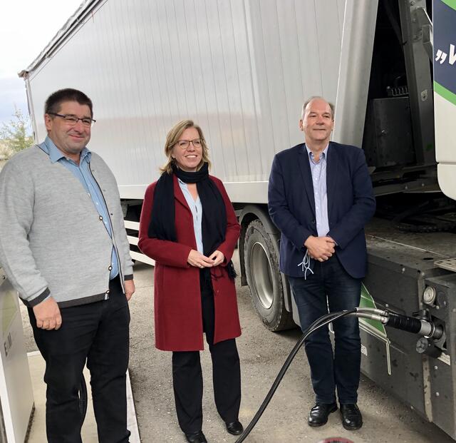 Gründer Fritz Schwarz, Ministerin Leonore Gewessler und Geschäftsführer Stefan Malaschofsky betanken den LKW mit Biomethan.  | Foto: Michalka