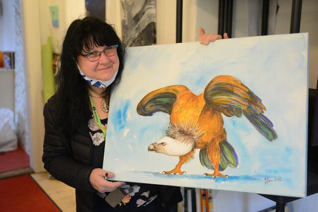 Art-Plus-Obfrau Johanna Knie mit ihrem Bild "Pleitegeier".