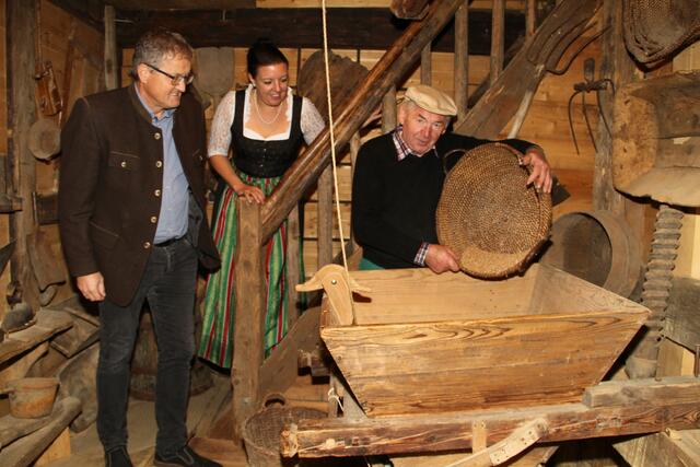 Getreide mahlen wie in alten Zeiten | Foto: Josef Fürbass
