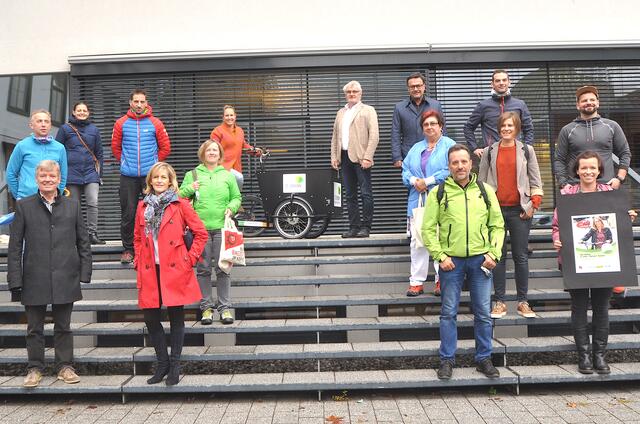 Challenge-Teilnehmer, Organisatoren und Bürgermeister präsentierten die Ergebnisse. | Foto: Kogler